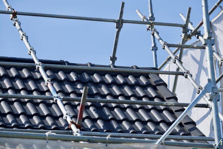 足場を組んで施工した瓦屋根